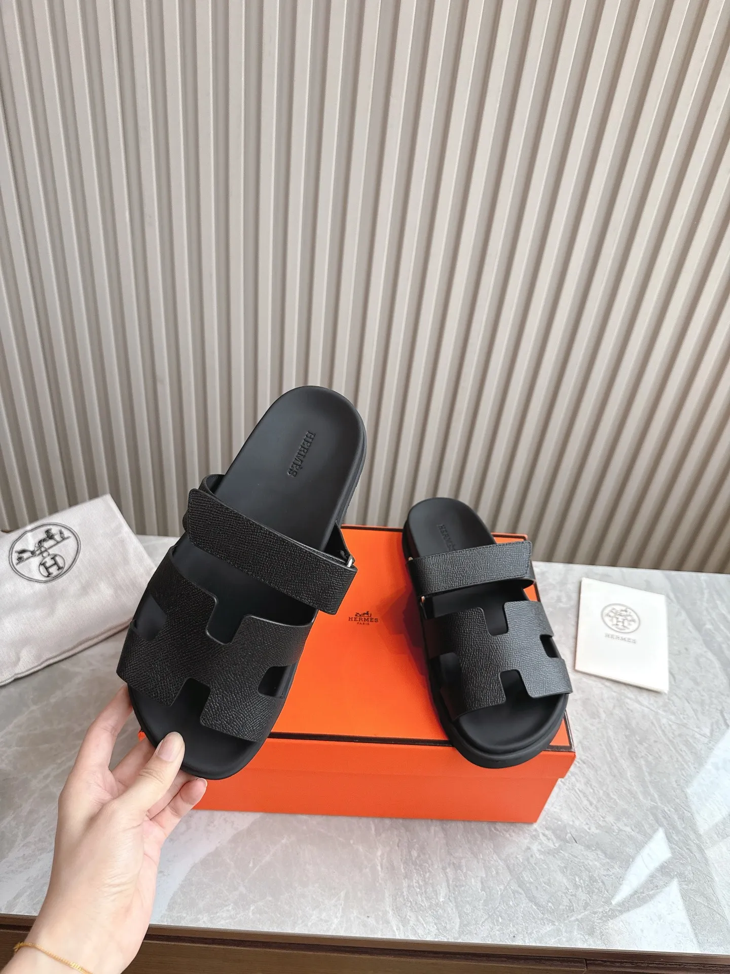 p480🐮🐮Couple model (top version) H family 2024 spring and summer new style HERMES Hermes' recently popular couple model pig nose angle sandals and slippers, paired with various colorful socks, popular. Upper: imported original deerskin (the genuine leather edging is not ordinary super migration). Lining: imported genuine leather. Outsole: Tpu non-slip and wear-resistant outsole. Size: Female 35-42 (40/42 non-returnable and non-exchangeable) Male size: 39-45 (45 non-refundable and non-exchangeable)